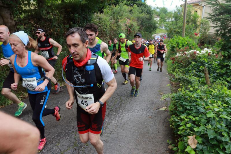 Un nutrido grupo de corredores ha participado en el sexto Trail Minero de Langreo, una prueba que nació para fomentar el conocimiento del medio natural, rural y postindustrial por el que discurre el itinerario.