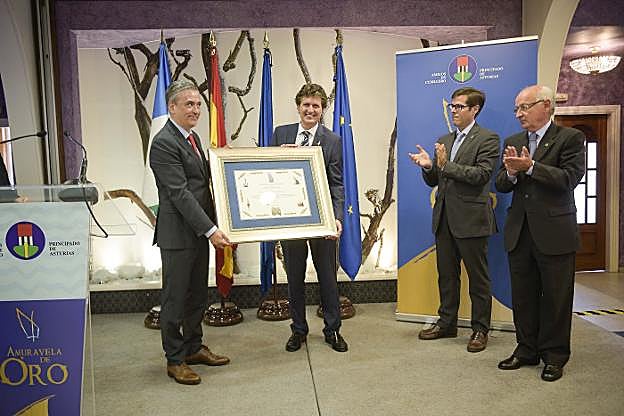Tomás Villacampa entrega el diploma al doctor Jaime Baladrón.