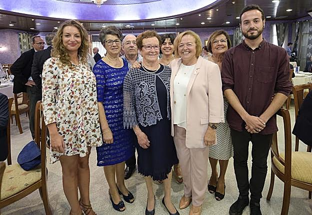 Rosa Menéndez, abrazada a su madre, con su familia en Cudillero.