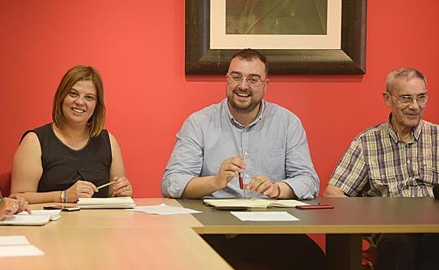 Adrián Barbón (centro), durante la Comisión Ejecutiva Autonómica. 