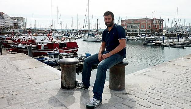 El escritor Nacho Carretero, en el puerto de La Coruña. Esta semana viajará a Gijón para participar en la Semana Negra.