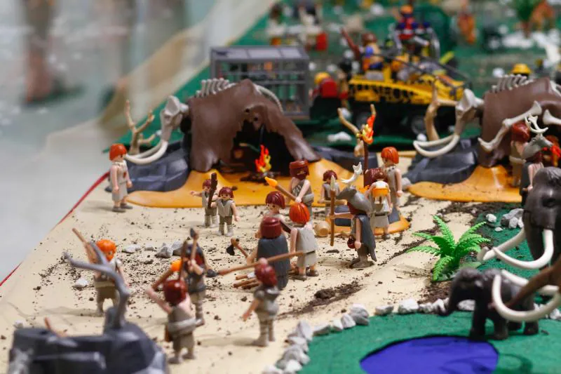 El centro comercial El Atrio, en Avilés, acoge una exposición del colectivo Arturcliks que a través de seis dioramas muestras diferentes escenarios del Principado, desde la Prehistoria a la actualidad.