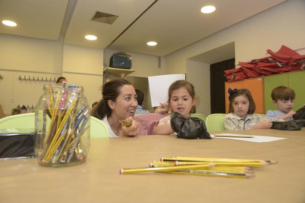 Ángela Sánchez, monitora, con los pequeños artistas. 