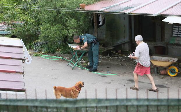 La Guardia Civil certifica el buen estado de los perros y el correcto cierre de la finca de Siero