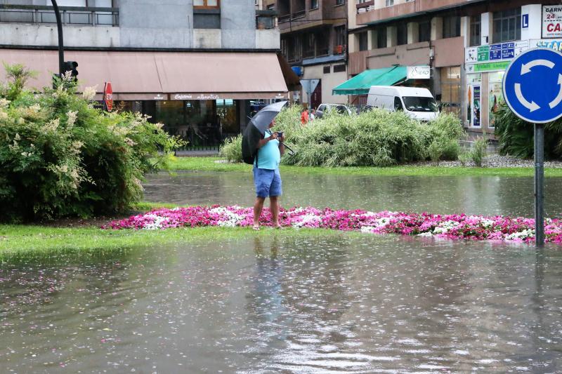 Calles y comercios anegados, argayos, casas incomunicadas e incluso accidentes de tráfico. Las intensas lluvias han dejado un reguero de daños en Asturias, sobre todo, en concejos como Oviedo, Siero y Mieres. En Llanes se han visto sorprendidos por un 'tornado'.