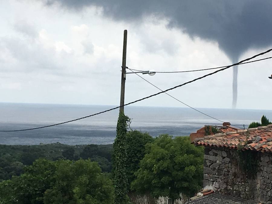Calles y comercios anegados, argayos, casas incomunicadas e incluso accidentes de tráfico. Las intensas lluvias han dejado un reguero de daños en Asturias, sobre todo, en concejos como Oviedo, Siero y Mieres. En Llanes se han visto sorprendidos por un 'tornado'.