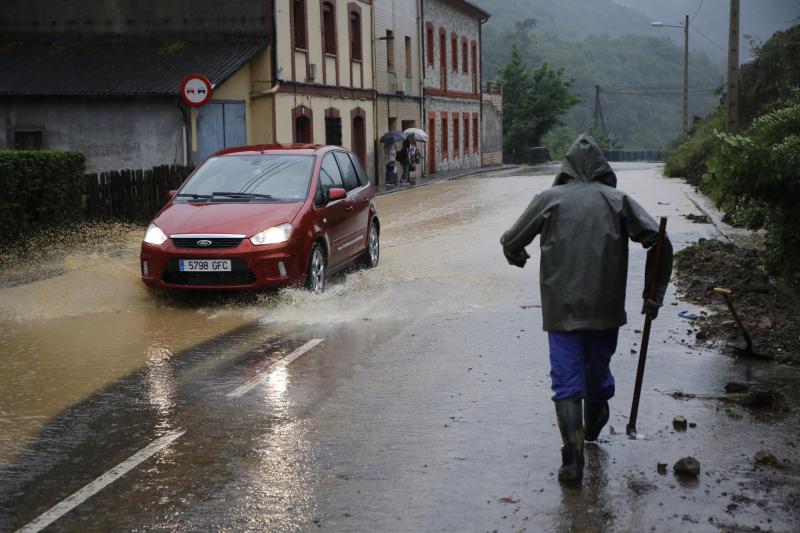 Las intensas lluvias de este miércoles han provocado varios argayos en Mieres. Uno de ellos ha dejado incomunicado el pueblo de Rioturbio.