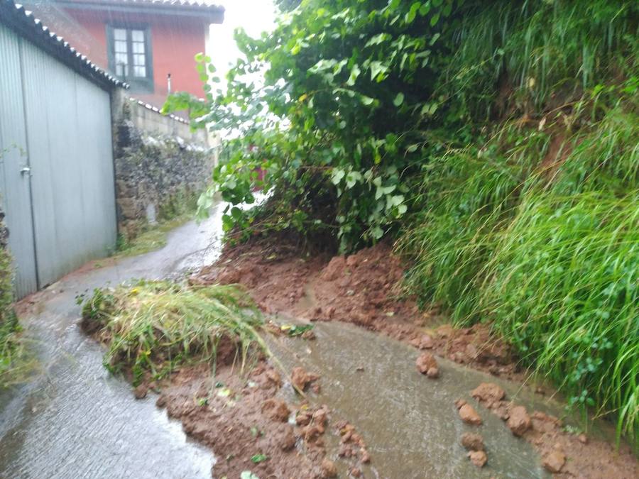 Otra gran tromba de agua ha causado inundaciones en Oviedo, anegando comercios y provocando complicaciones circulatorias. Las zonas más afectadas, al igual que en tormentas anteriores, han sido las de Palais, en la rotonda en la que está ubicada una residencia de ancianos, y la zona oeste de la ciudad. También se cuentan argayos, como el que corta el acceso a la parte alta de Puerto, en Las Caldas.
