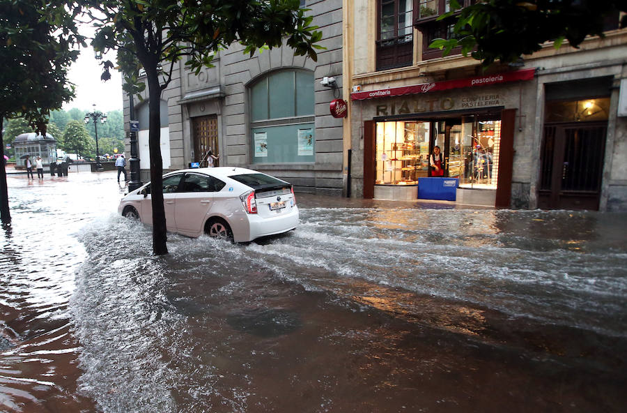 Otra gran tromba de agua ha vuelto a causar inundaciones en Oviedo, que han anegado comercios y han provocado complicaciones circulatorias. Las zonas más afectadas, al igual que en tormentas anteriores, han sido las de Palais, en la rotonda en la que está ubicada una residencia de ancianos, y la zona oeste de la ciudad. 
