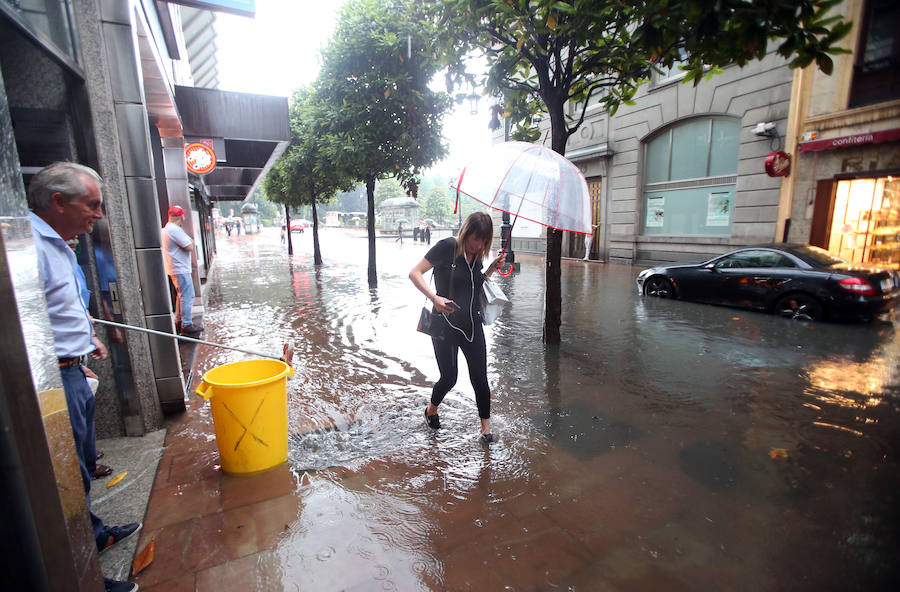 Otra gran tromba de agua ha causado inundaciones en Oviedo, anegando comercios y provocando complicaciones circulatorias. Las zonas más afectadas, al igual que en tormentas anteriores, han sido las de Palais, en la rotonda en la que está ubicada una residencia de ancianos, y la zona oeste de la ciudad. También se cuentan argayos, como el que corta el acceso a la parte alta de Puerto, en Las Caldas.
