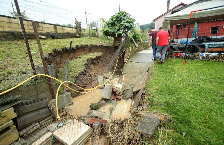 Otra gran tromba de agua ha causado inundaciones en Oviedo, anegando comercios y provocando complicaciones circulatorias. Las zonas más afectadas, al igual que en tormentas anteriores, han sido las de Palais, en la rotonda en la que está ubicada una residencia de ancianos, y la zona oeste de la ciudad. También se cuentan crecidas y argayos, como los que afectan a Ponteo o el que corta el acceso a la parte alta de Puerto, en Las Caldas.