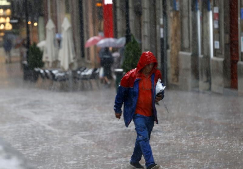 Otra gran tromba de agua ha causado inundaciones en Oviedo, anegando comercios y provocando complicaciones circulatorias. Las zonas más afectadas, al igual que en tormentas anteriores, han sido las de Palais, en la rotonda en la que está ubicada una residencia de ancianos, y la zona oeste de la ciudad. También se cuentan argayos, como el que corta el acceso a la parte alta de Puerto, en Las Caldas.