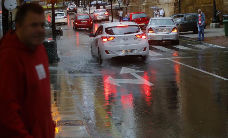 Otra gran tromba de agua ha causado inundaciones en Oviedo, anegando comercios y provocando complicaciones circulatorias. Las zonas más afectadas, al igual que en tormentas anteriores, han sido las de Palais, en la rotonda en la que está ubicada una residencia de ancianos, y la zona oeste de la ciudad. También se cuentan argayos, como el que corta el acceso a la parte alta de Puerto, en Las Caldas.