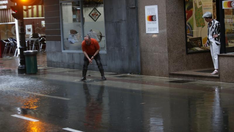Otra gran tromba de agua ha causado inundaciones en Oviedo, anegando comercios y provocando complicaciones circulatorias. Las zonas más afectadas, al igual que en tormentas anteriores, han sido las de Palais, en la rotonda en la que está ubicada una residencia de ancianos, y la zona oeste de la ciudad. También se cuentan argayos, como el que corta el acceso a la parte alta de Puerto, en Las Caldas.