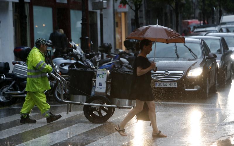 Otra gran tromba de agua ha causado inundaciones en Oviedo, anegando comercios y provocando complicaciones circulatorias. Las zonas más afectadas, al igual que en tormentas anteriores, han sido las de Palais, en la rotonda en la que está ubicada una residencia de ancianos, y la zona oeste de la ciudad. También se cuentan argayos, como el que corta el acceso a la parte alta de Puerto, en Las Caldas.