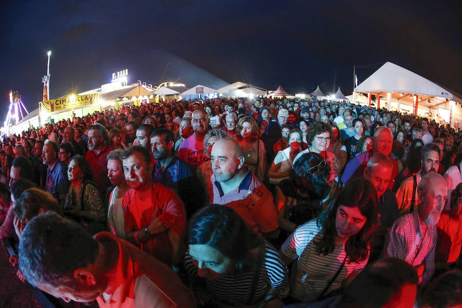 Un eterno Javier Gurruchaga y su banda ofrecieron un concierto en Gijón «para los que están de vacaciones» y también en tono de denuncia.