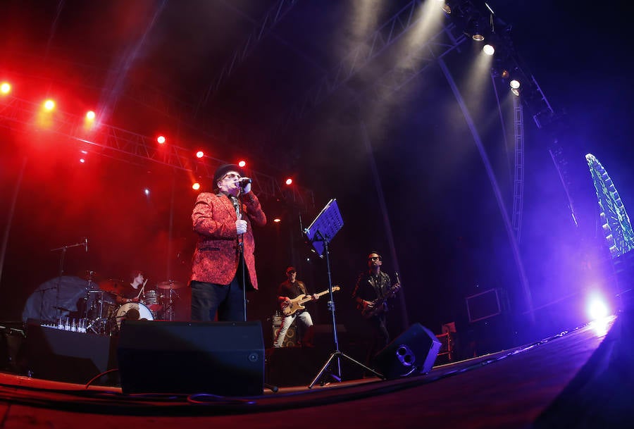 Un eterno Javier Gurruchaga y su banda ofrecieron un concierto en Gijón «para los que están de vacaciones» y también en tono de denuncia.