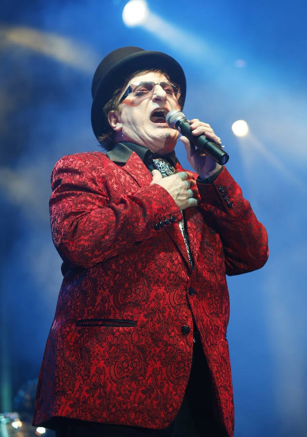 Un eterno Javier Gurruchaga y su banda ofrecieron un concierto en Gijón «para los que están de vacaciones» y también en tono de denuncia.