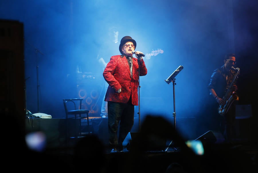 Un eterno Javier Gurruchaga y su banda ofrecieron un concierto en Gijón «para los que están de vacaciones» y también en tono de denuncia.