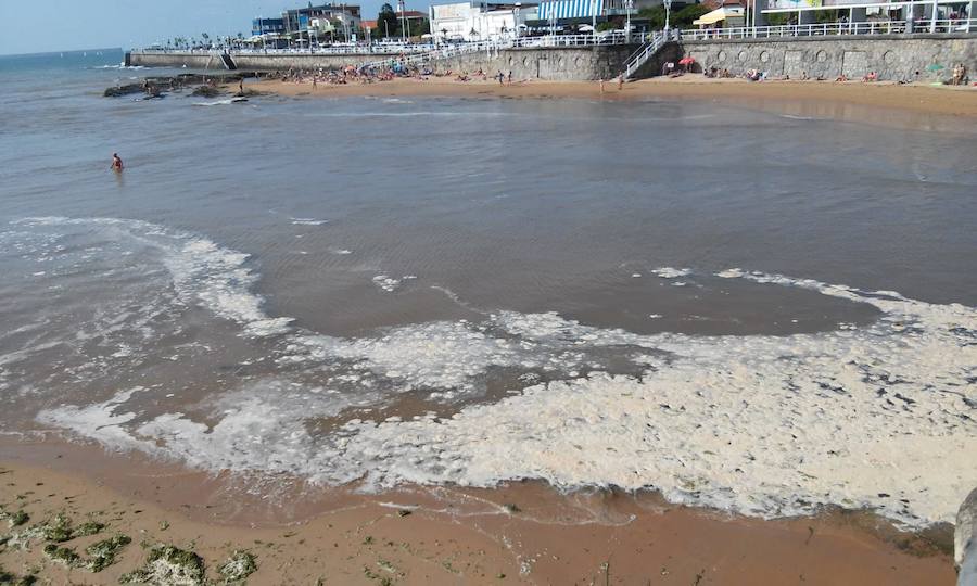 Fotos: El río Piles de Gijón, marrón y con espuma tras las tormentas