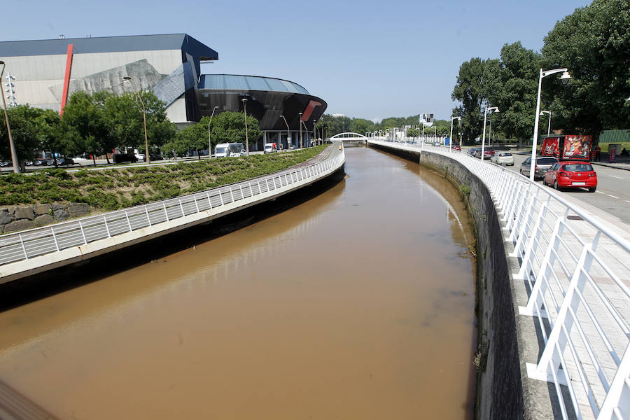 Fotos: El río Piles de Gijón, marrón y con espuma tras las tormentas