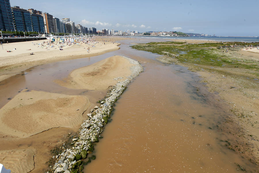 Fotos: El río Piles de Gijón, marrón y con espuma tras las tormentas