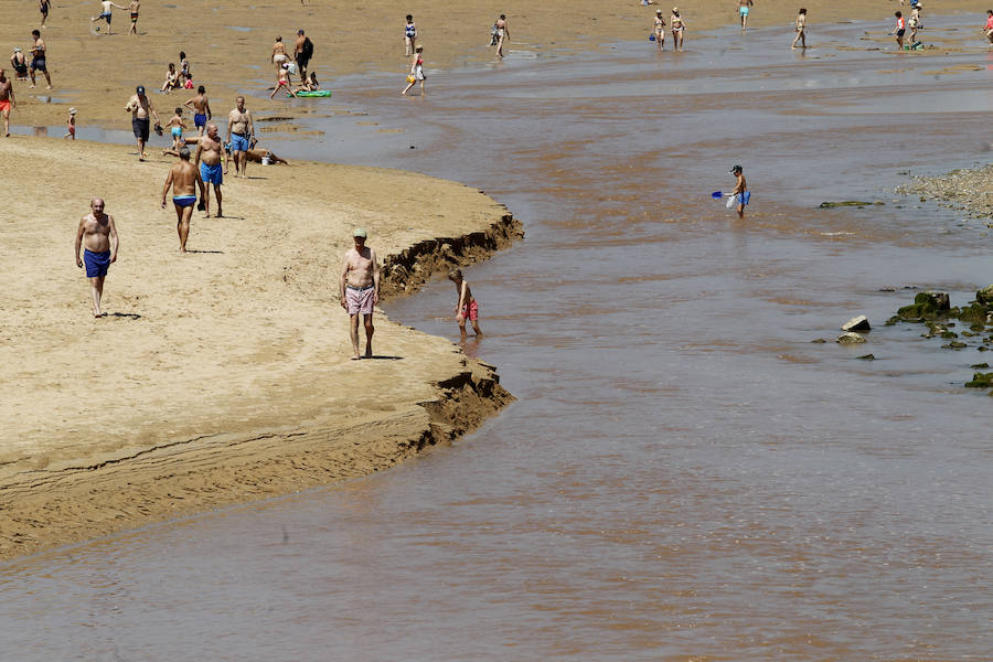 Fotos: El río Piles de Gijón, marrón y con espuma tras las tormentas