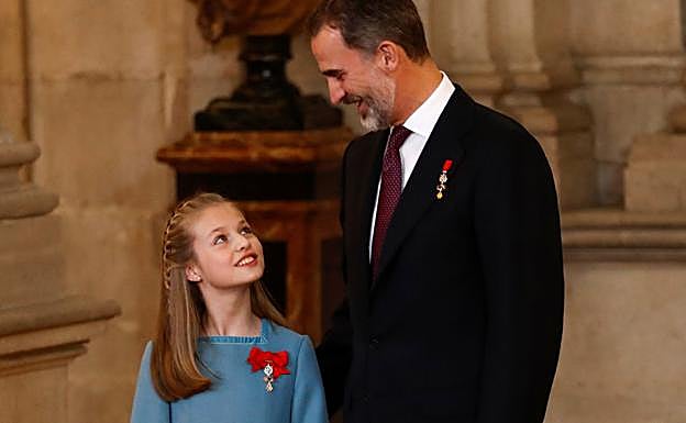 La princesa Leonor junto a su padre el Rey Felipe VI. 