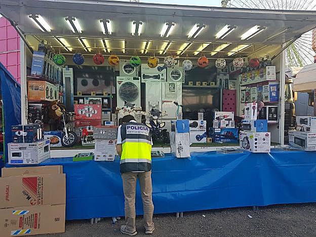 Uno de los tres estands precintados en la Semana Negra, en la operación contra el juego ilegal llevada a cabo. 