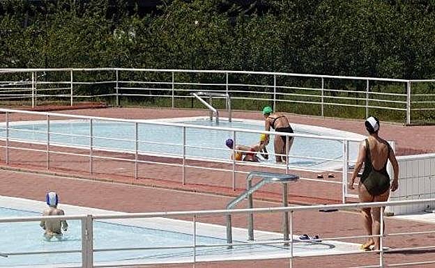 Las lluvias provocan el cierre temporal de la piscina exterior de Pola de Siero