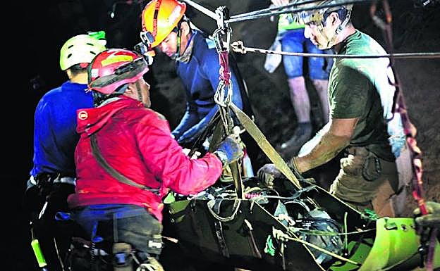 La imagen difundida por el Gobierno de Tailandia muestra un momento del complicado rescate.
