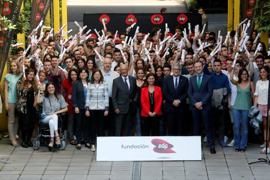 Los 175 alumnos de la Universidad de Oviedo que participaron el becas de la Fundación EDP han recibido los diplomas acreditativos de su formación en la compañía energética que comenzaron en octubre y que algunos disfrutarán durante un año.