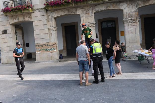 Un agente de la Policía Local durante una identificación. 