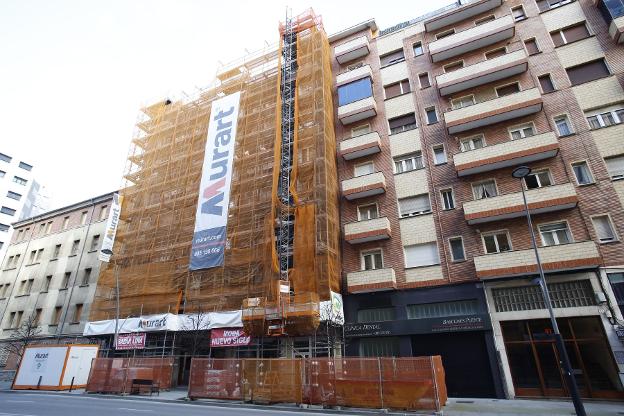 Obras en la fachada de un edificio de la avenida de Castilla. 