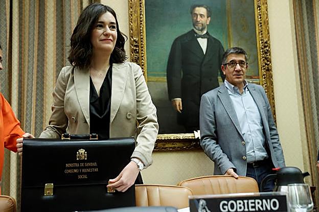 La ministra de Sanidad, Consumo y Bienestar Social, Carmen Montón, junto a Patxi López tras comparecer en comisión en el Congreso. 