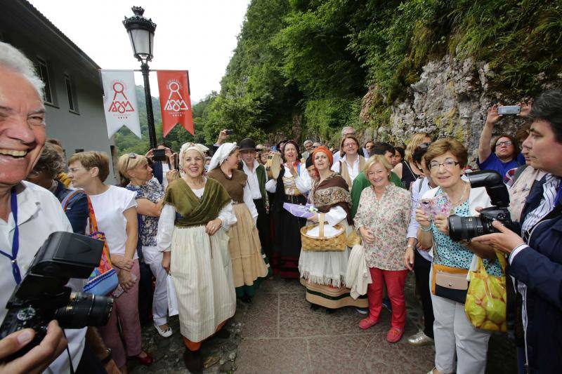 El prelado Fernado Ocáriz oficia una misa ante más de 700 personas en el Real Sitio para conmemorar el centenario