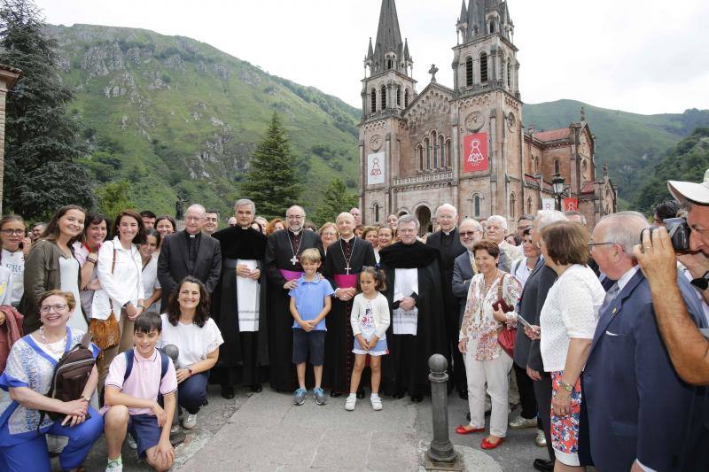 El prelado Fernado Ocáriz oficia una misa ante más de 700 personas en el Real Sitio para conmemorar el centenario