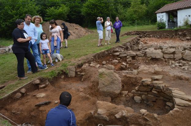 Margarita Fernández Mier explica los hallazgos a los primeros visitantes del yacimiento. 