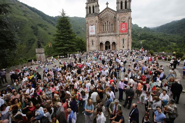 Cientos de fieles del Opus se congregaron ante la Casa Capitular para esperar la salida del prelado Fernando Ocáriz . 