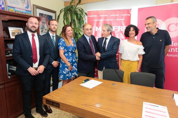 Los asesores Armando González y Renato Morán, María Rodríguez, vocal de la Unión de Comerciantes, Juan José Crespo, director territorial de Asturias de Mapfre, Germán Heredia, presidente de la Unión de Comerciantes, Sara Menéndez y Rafael Gutiérrez, vicepresidentes. 