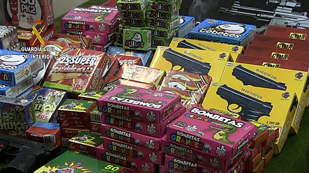 Algunos de los artículos incautados en la Semana Negra. 