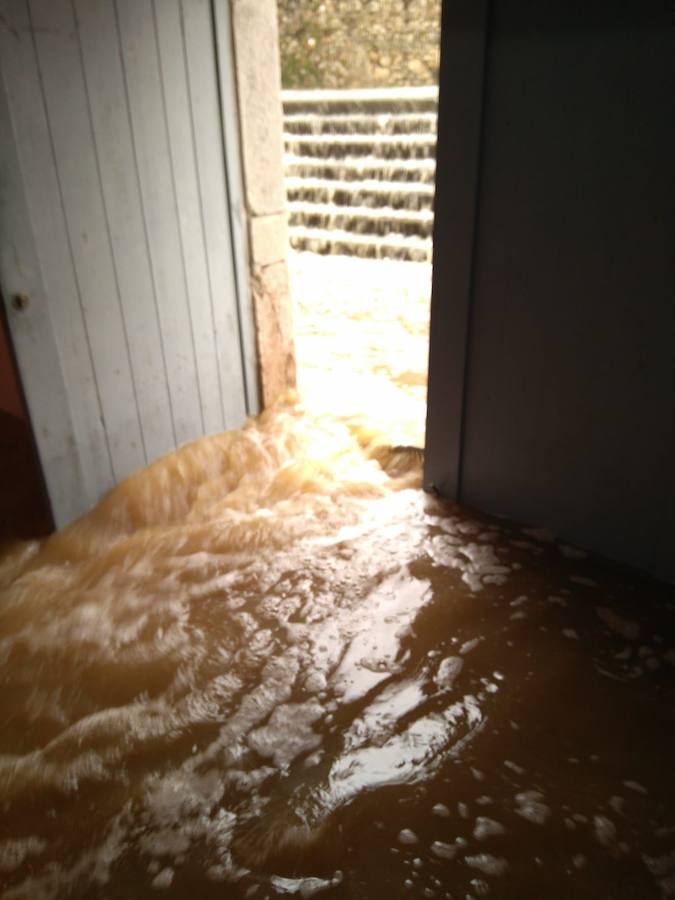 El desprendimiento del Oriente se produjo esta tarde en las inmediaciones de la gasolinera de Arenas y corta la AS-114 que une el concejo con Panes. En Grado, permanece cortada la AS-311