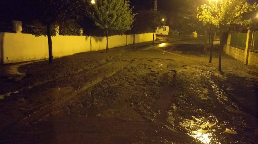 El desprendimiento del Oriente se produjo esta tarde en las inmediaciones de la gasolinera de Arenas y corta la AS-114 que une el concejo con Panes. En Grado, permanece cortada la AS-311