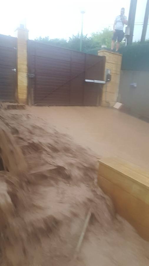 El desprendimiento del Oriente se produjo esta tarde en las inmediaciones de la gasolinera de Arenas y corta la AS-114 que une el concejo con Panes. En Grado, permanece cortada la AS-311