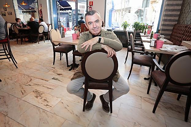 Lorenzo Silva, en el Hotel Don Manuel, uno de los puntos neurálgicos de la Semana Negra. :: AURELIO FLÓREZ