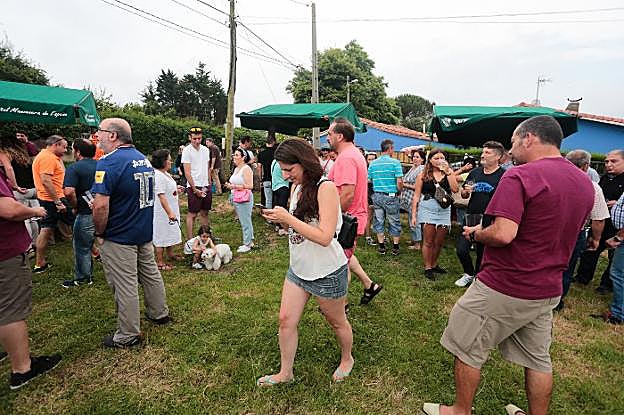 Ambiente ayer en la Fiesta de la Sidra Natural, celebrada en esta edición en Quintueles. 