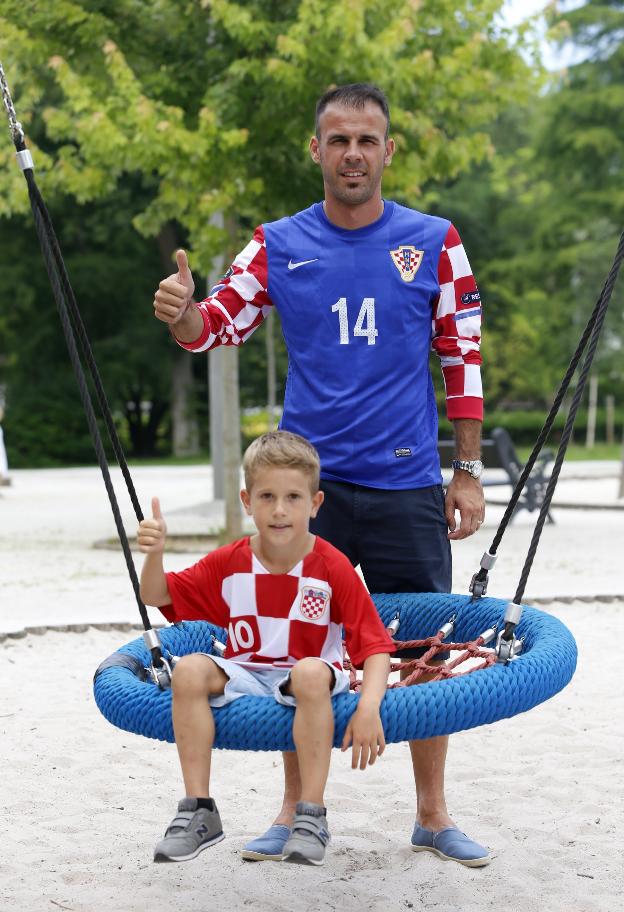 Mate Bilic, con su hijo Marko, ayer, en el parque de Isabel La Católica, en Gijón. 