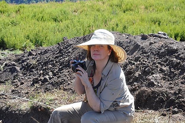 La arqueóloga del CSIC Almudena Orejas, en un reciente trabajo de campo. 