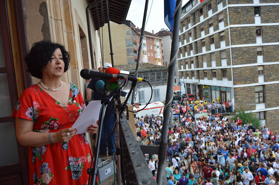 La periodista Olga Flórez repasó en su pregón los recuerdos de niña y animó a los cangueses a perseguir sus sueños.