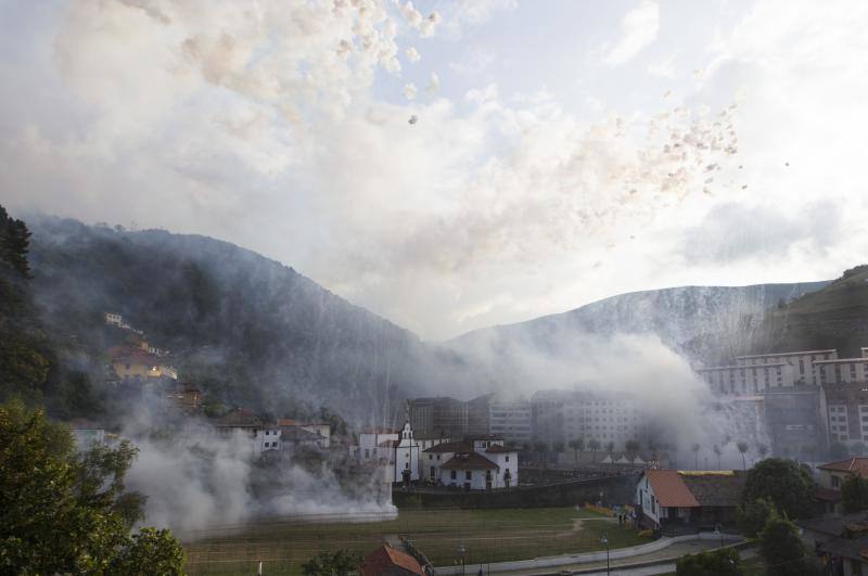 Fotos: Cangas del Narcea estalla con la Descarga